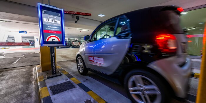 Foto: Parkhaus Hauptbahnhof mit Kennzeichenerkennung © Jacob Schröter Ein Auto steht vor einer Schranke im Parkhaus und wird von einer Kamera erfasst