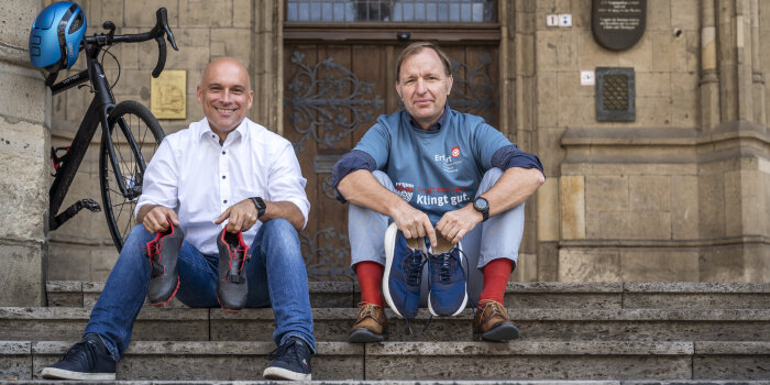 Foto: Team Stadt Erfurt beim Erfurt-Triathon © Stadtverwaltung Erfurt Zwei Männer sitzen vor einem Haus.