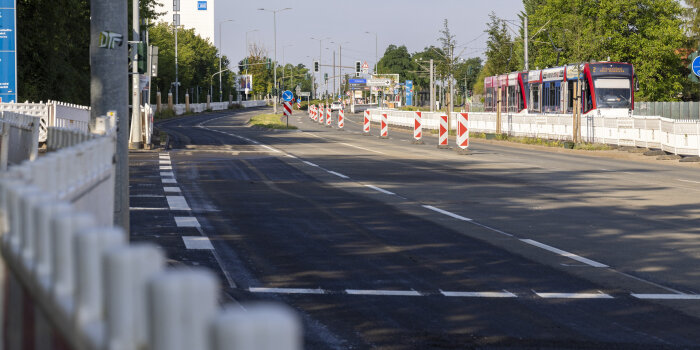 Eine mehrspurige Straße ist zum Teil abgesperrt und wird saniert.