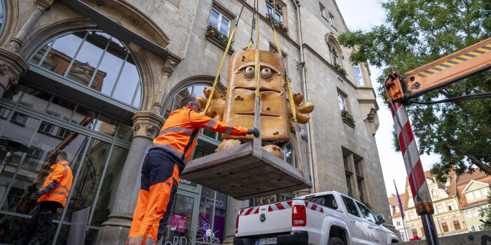 die Erfurter Kika-Figur Bernd das Brot hängt an einem Kran