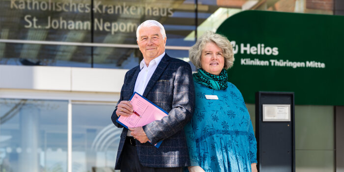 Foto: Patientenbegleiter Norbert Reinelt und Kerstin Tannus © Stadtverwaltung Erfurt Ein Mann und eine Frau vor einem Krankenhaus