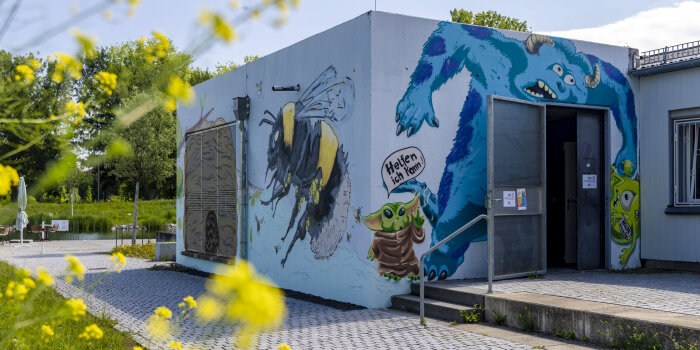 Eingang in einen Jugendclub mit einem bunten Graffiti. 