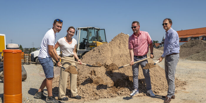Foto: Spatenstich für Nettomarkt in Vieselbach © Stadtverwaltung Erfurt Vier Personen stehen mit Schaufeln neben einem Sandhaufen