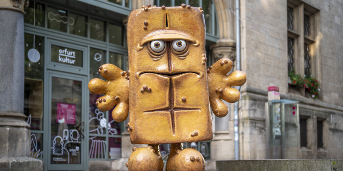 die Erfurter Kika-Figur Bernd das Brot vor dem Erfurter Rathaus
