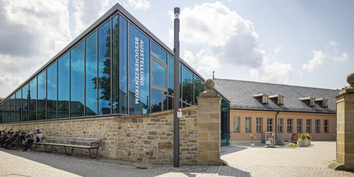 Foto: Besucherzentrum © Stadtverwaltung Erfurt Ein Gebäudekomplex mit altem Haus und Neubau