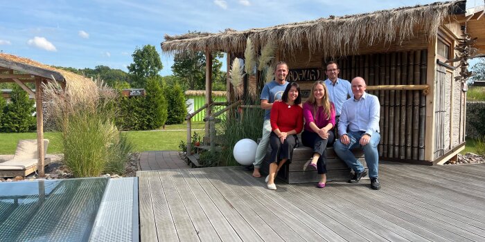 Foto: Gewerbegebietsversammlung GVZ im Ankerplatz © Stadtverwaltung Erfurt Drei Männer und zwei Frauen sitzen neben einem Pool