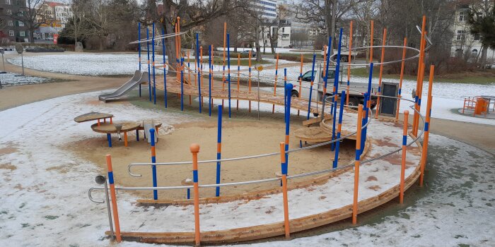ein barrierefreies Spielgerät auf einem Kinderspielplatz