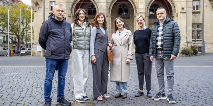 vier Frauen und zwei Männer stehen vor dem Erfurter Rathaus