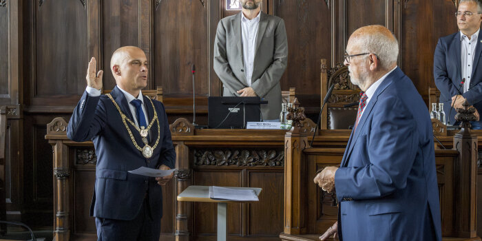 Foto: Oberbürgermeister Andreas Horn im Stadtrat vereidigt © Stadtverwaltung Erfurt Ein Mann mit Amtskette und erhobener Hand beim Ablegen eines Amtseides