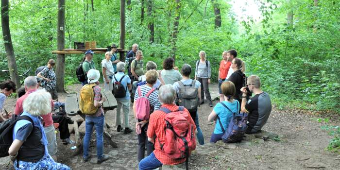Natur erleben, Pflanzen tauschen und Theater genießen: Bürgerwanderung zum Tag der offenen Gärten auf der Fuchsfarm