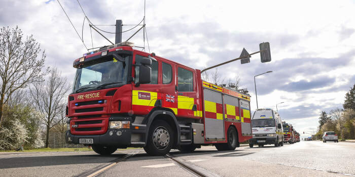 Britischer Feuerwehr-Konvoi für die Ukraine rastet zum sechsten Mal in Erfurt