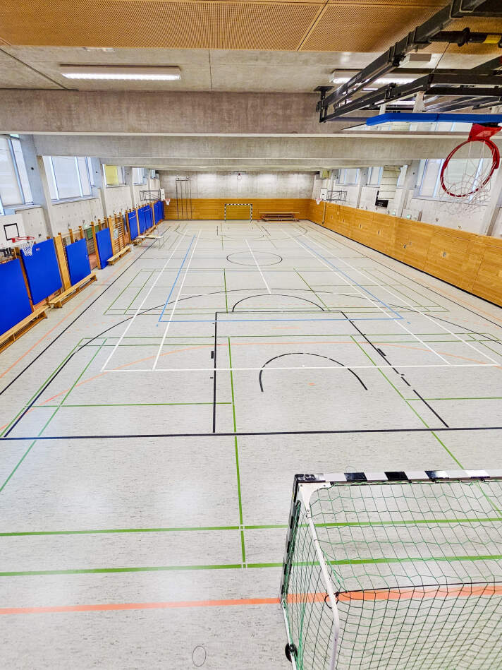 Blick von oben in eine Schulturnhalle