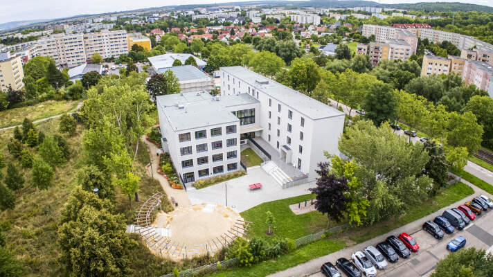 Luftaufnahme eine modernisierten Schulgebäudes