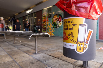 Ein Papierkorb in der Bahnhofsunterführung