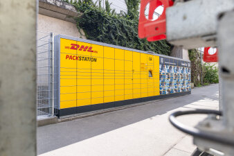 Eine gelbe Packstation