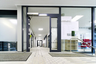 Ein Flur in einem renovierten Verwaltungsgebäude. 