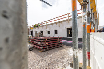 Eine Schulbaustelle. Noch ist es nur ein Rohbau.