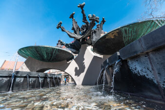 ein Wasserspiel mit mehreren Etagen und Figuren