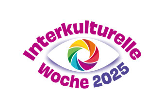 Grafik: Logo Interkulturelle Woche 2025 © Ökumenischer Vorbereitungsausschuss zur Interkulturellen Woche (ÖVA) Ein Logo mit einem stilisierten Auge. Im Text steht Interkulturelle Woche 2025.