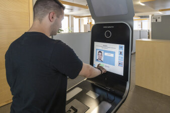 Foto: Fotoautomat im Bürgeramt © Stadtverwaltung Erfurt Ein Mann tippt auf das Display eines Fotoautomatens