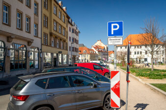 mehrere Autos stehen entlang einer Straße