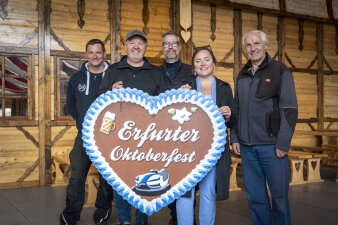 fünf Personen stehen nebeneinander und halten ein großes Herz mit Aufschrift "Erfurter Oktoberfest"