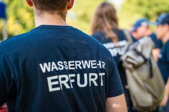 Nahaufnahme einer Person von hinten mit Text auf dem Shirt