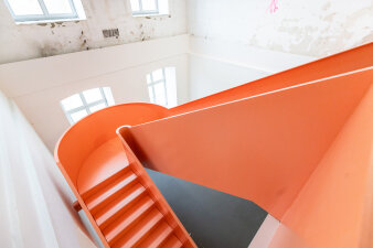 eine orangefarbene Treppe in einem Gebäude