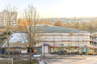 Eine Turnhalle ist komplett eingerüstet.
