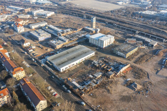 Auf einer Industriebrache stehen zerfallene Gebäude. Blick aus der Vogelperspektive.