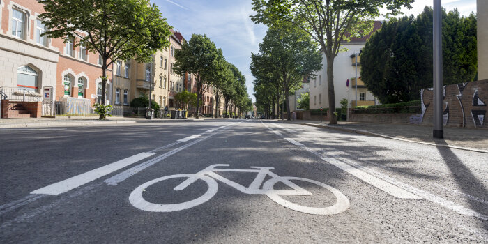 Foto: Fahrradweg in der Gutenbergstraße © Stadtverwaltung Erfurt Ein auf die Straße gezeichnetes Fahrrad