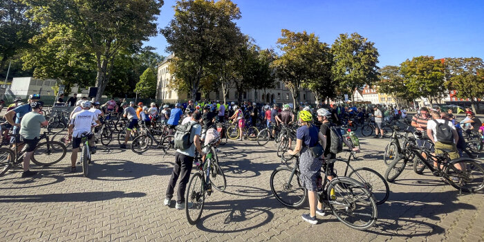 zahlreiche Radfahrer stehen auf einem städtischen Platz