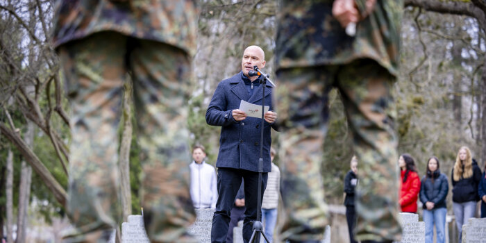 Foto: Oberbürgermeister hält Rede zur Gedenkveranstaltung 80 Jahre Bombenangriffe und Kriegsende in Erfurt 31. März 2025 © Stadtverwaltung Erfurt Mann steht auf Rasen mit Mikro