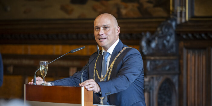Foto: Oberbürgermeister Andreas Horn hält Rede zum Neujahrsempfang 23.01.2025 © Stadtverwaltung Erfurt Mann steht am Pult und spricht