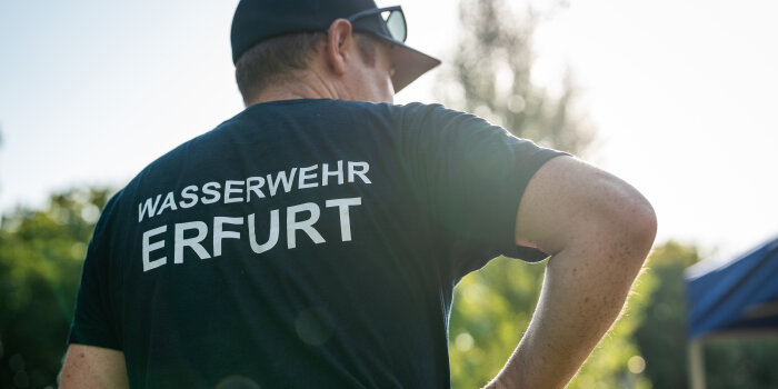 Nahaufnahme einer Person von hinten mit Text auf dem Shirt