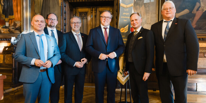 Foto: Oberbürgermeister Andreas Horn bei der Jubiläumsfeier der Handwerkskammer © Stadtverwaltung Erfurt/Michael Reichel Sechs Männer schauen zur Kamera