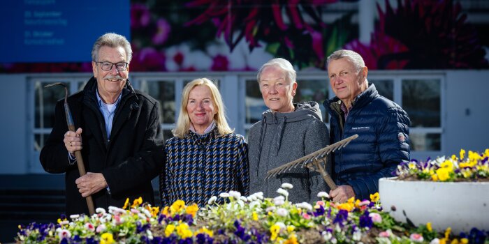 Foto: Egaparkfreunde Dietrich Hagemann, Margit Hartmann, Kerstin Waterstradt und Georg Günther © Stadtverwaltung Erfurt Ein Mann und drei Frauen stehen hinter einem bepflanzten Kübel