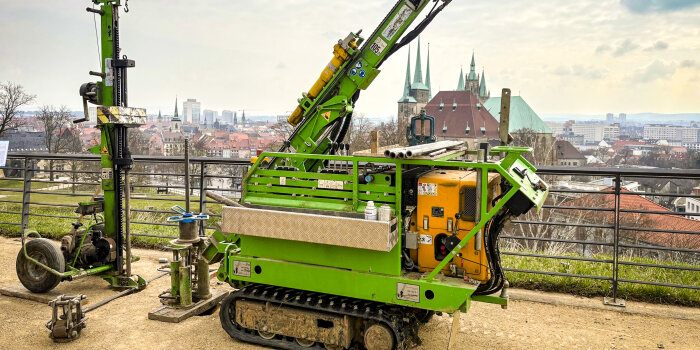 Eine großen Bohr-Baumaschine, im Hintergrund eine historische Altstadt
