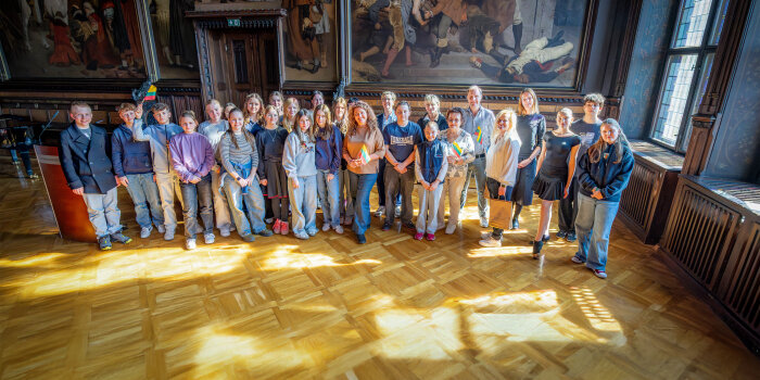 Schüler, Lehrer und Stadtmitarbeiter im Festsaal des Rathauses