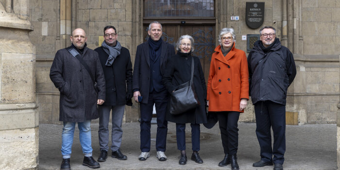 Foto: Letztes Treffen des Gestaltungsbeirates © Stadtverwaltung Erfurt Vier Männer und zwei Frauen vor dem Rathaus