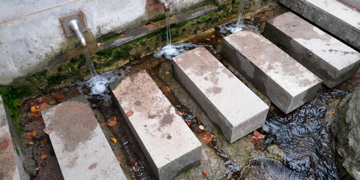 Betonblöcke im Wasser an einer Quelle