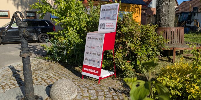 Foto: Abholstation für Amtsblätter in Frienstedt © Stadtverwaltung Erfurt Ein großer roter Kasten mit einem Fach, in dem das Amtsblatt liegt