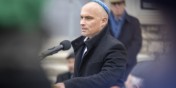 Foto: Oberbürgermeister Andreas Horn hält Rede zum Holocaust-Gedenktag 27.1.2025 © Stadtverwaltung Erfurt Mann spricht an Mikro
