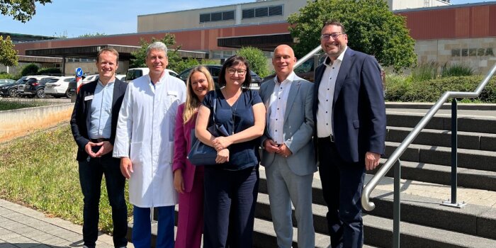 Foto: Oberbürgermeister zu Besuch im Helios Klinikum © Helios Kliniken Thüringen Mitte Sechs Personen stehen vor einer Treppe