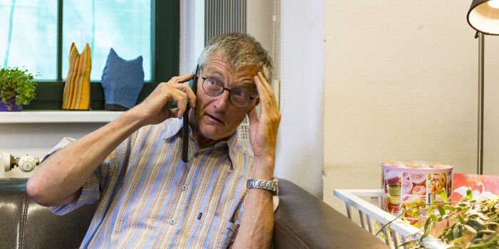 Foto: Senior am Telefon © Stadtverwaltung Erfurt Ein älterer Herr hält erschrocken sein Handy am Ohr