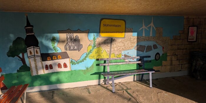 Im Inneren eines Buswartehäuschens ist ein Wandbild mit Szenen aus Stottenheim.  