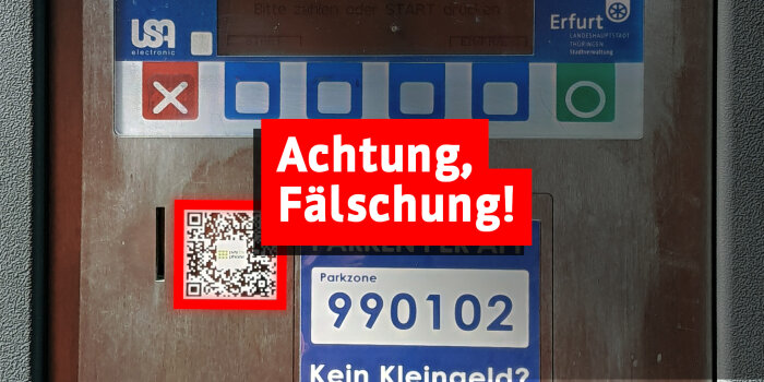 Foto: Gefälschte QR-Codes an Parkscheinautomaten © Stadtverwaltung Erfurt Nahaufnahme eine Parkscheinautomaten mit einem Aufkleber, darauf der Schriftzug: Achtung, Fälschung!