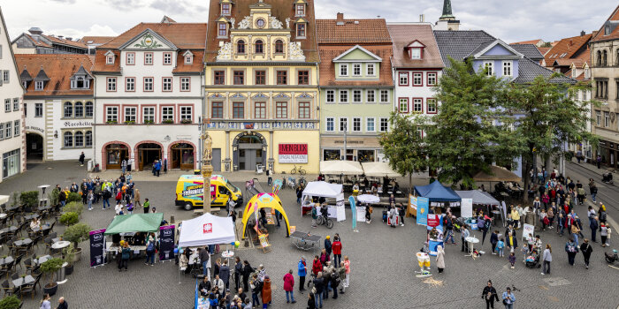 Viele Stände und Menschen auf dem Fischmarkt