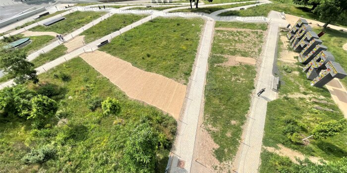 Abgesperrte, mit Erosionsschutzmatten gesicherte Hangfläche am Petersberg