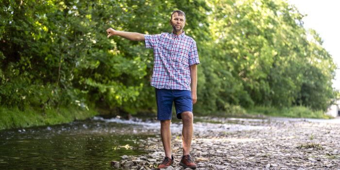 Foto: Markus Kliewe am Ufer der Gera © Stadtverwaltung Erfurt Ein Mann steht an einem Fluss